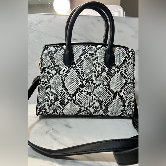 Snakeskin Handbag - Black and White - Picture 5 of 5